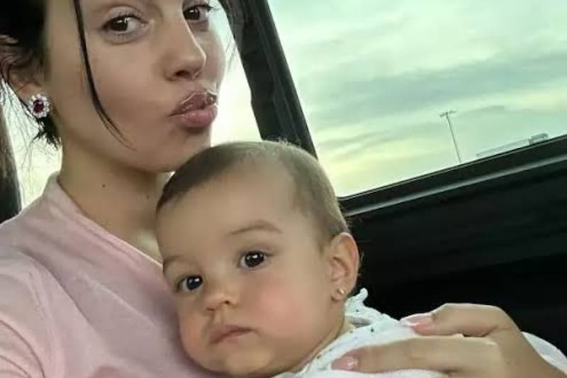 La influencer posa con su bebé, quien a su corta edad, usa ropa de marca y joyería de lujo.