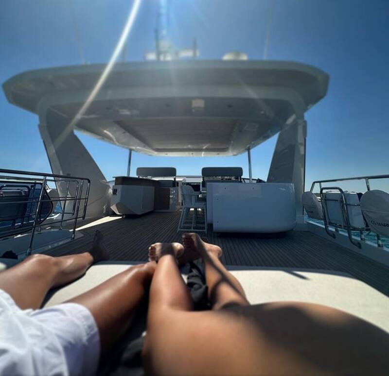 La pareja disfrutan de su tiempo juntos con actividades acuáticas.