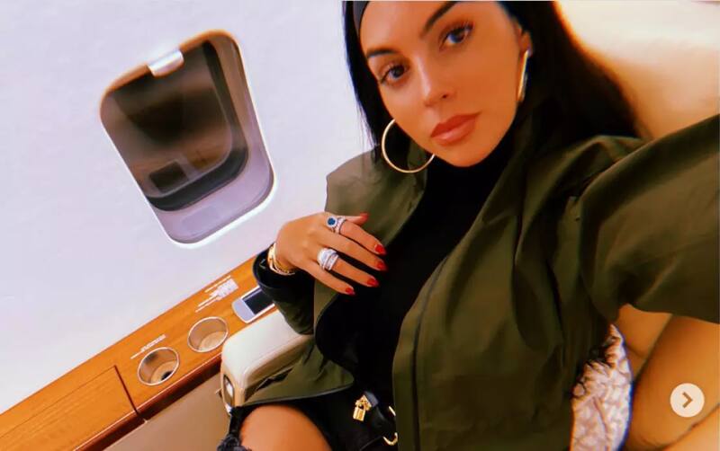 La influencer presume sus costosos accesorios.