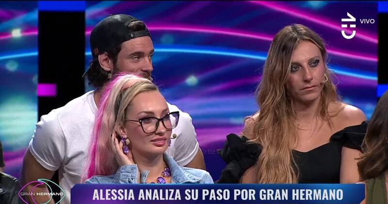 Parte de los "Guarenes" de "Gran Hermano" Chile escuchando las palabras de Fran García-Huidobro.