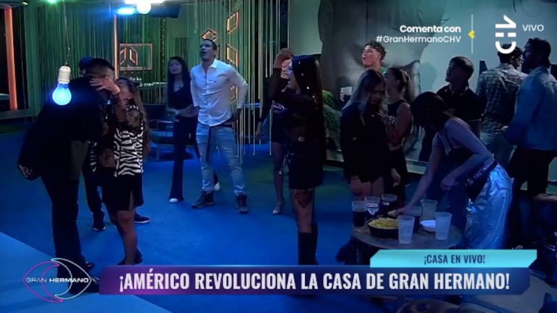 El beso de Américo y Pincoya. Foto: CHV.