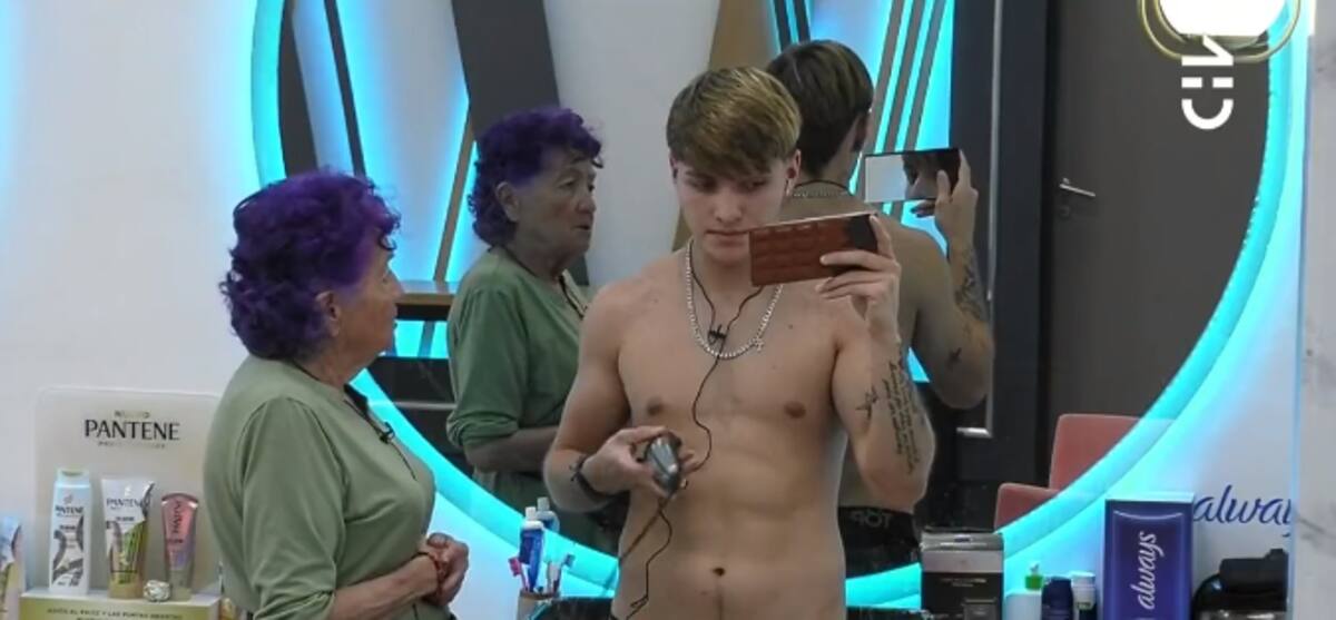 Mónica hablando con Hans sobre ropa de Rubén.