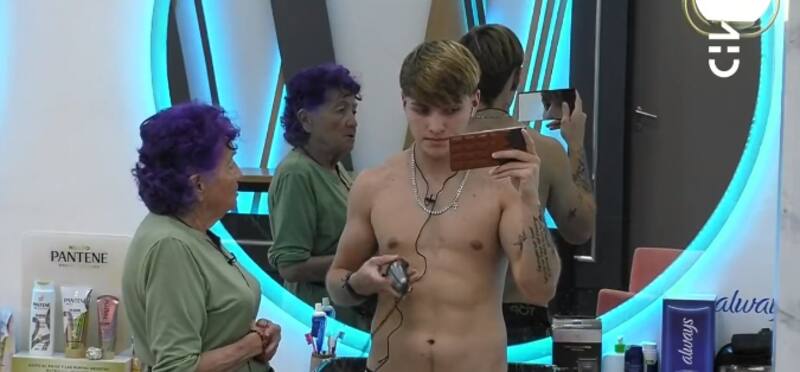 Mónica hablando con Hans sobre ropa de Rubén.