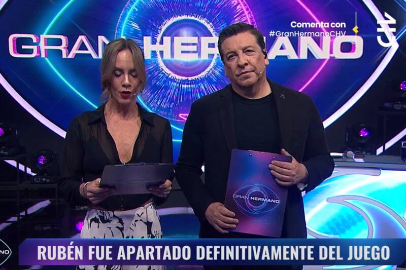 Julio César Rodríguez anunciando la expulsión de Rubén de "Gran Hermano" Chile.