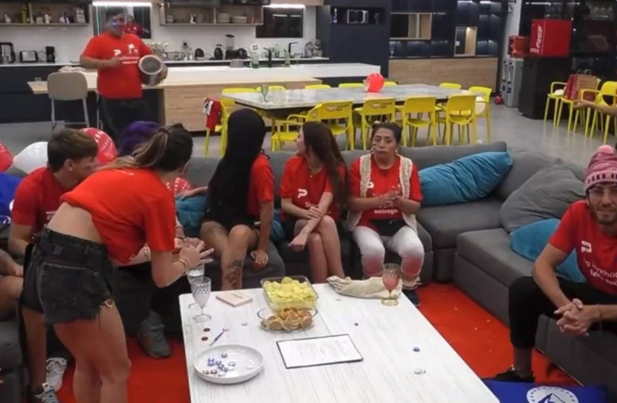 Miembros de "Gran Hermano" Chile viendo el partido.