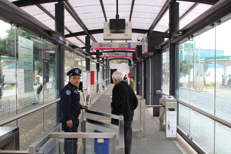 El metrobús exenta de pago a adultos mayores, niños y personas con discapacidad, entre otros.