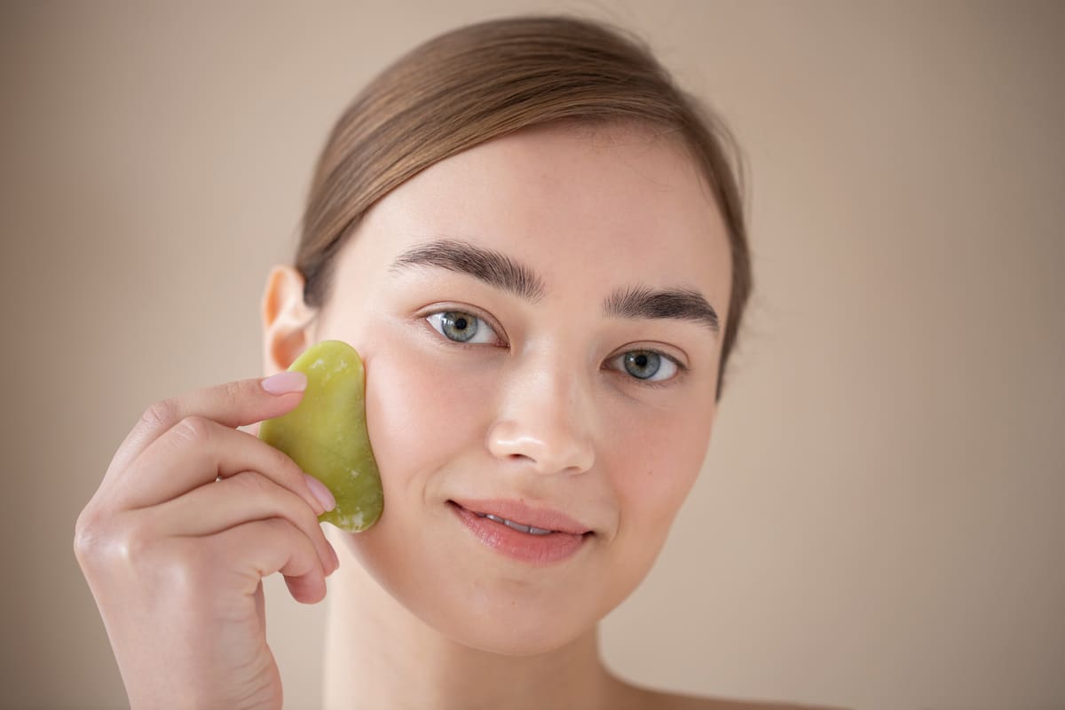 La Gua Sha ayuda a transformar las facciones de tu rostro.