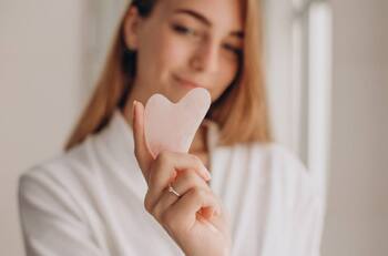 Gua Sha: Qué es y cómo usarla para embellecer las facciones de tu rostro