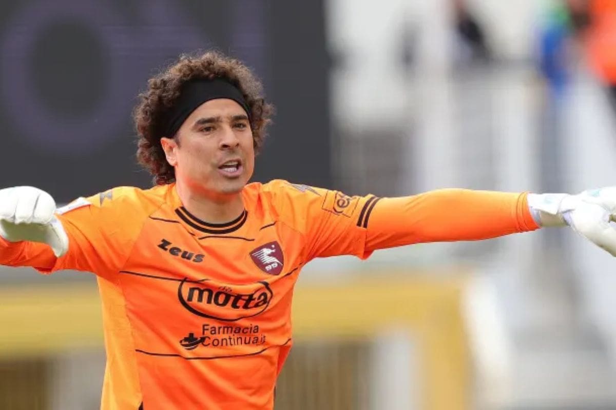 Guillermo Ochoa fue la gran figura del Salernitana.
