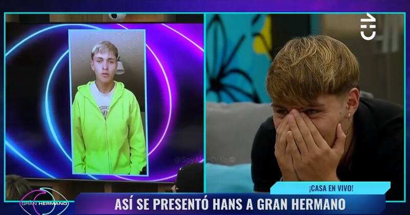 Hans Valdés viendo su casting de "Gran Hermano" Chile.