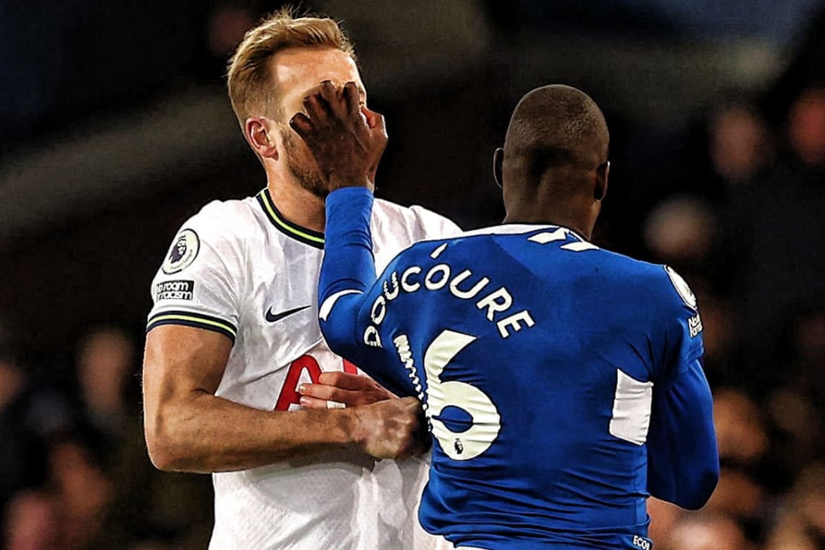 Harry Kane y Abdoulaye Doucouré se pelearon en pleno encuentro. Foto: @101greatgoals