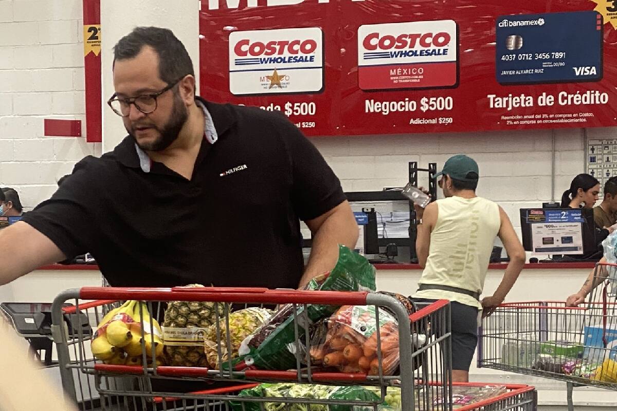 Hijo de AMLO es visto en el Costco y recibe críticas en redes sociales.