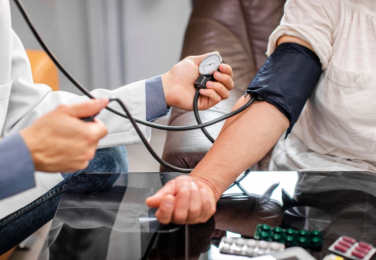 Es fundamental recordar que, si bien la dieta y el consumo de sodio pueden influir en la presión arterial, es importante consultar a un profesional de la salud para un diagnóstico y tratamiento adecuados. Foto: Freepik
