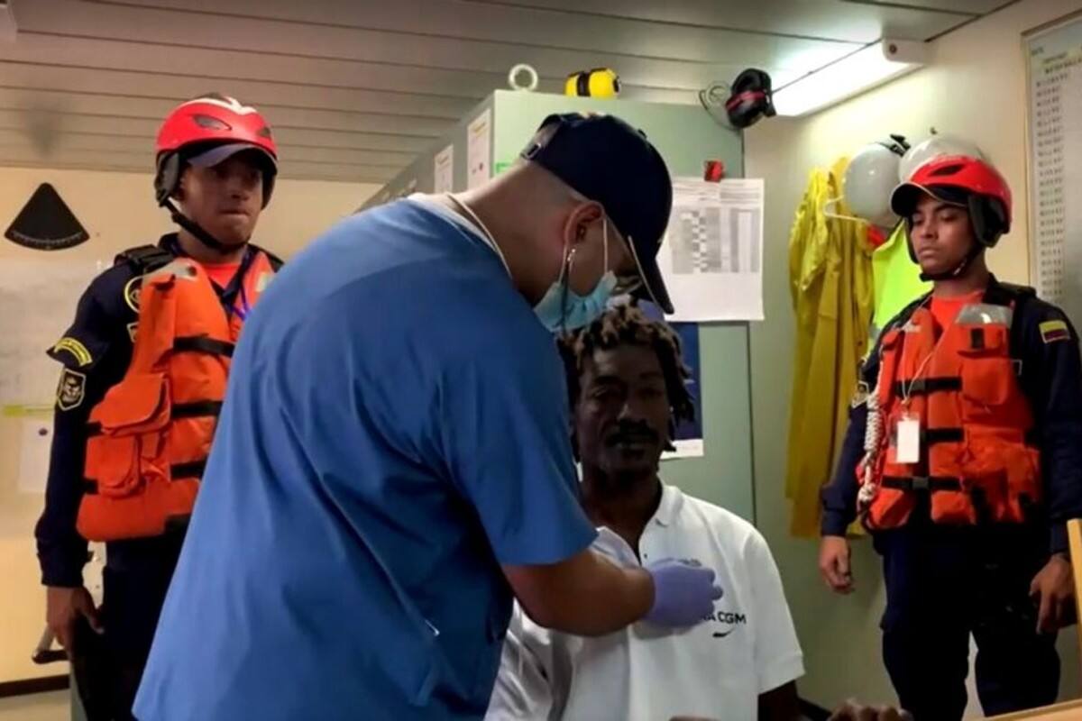 Fue encontrado en medio del mar caribe con la palabra "help" en su velero.