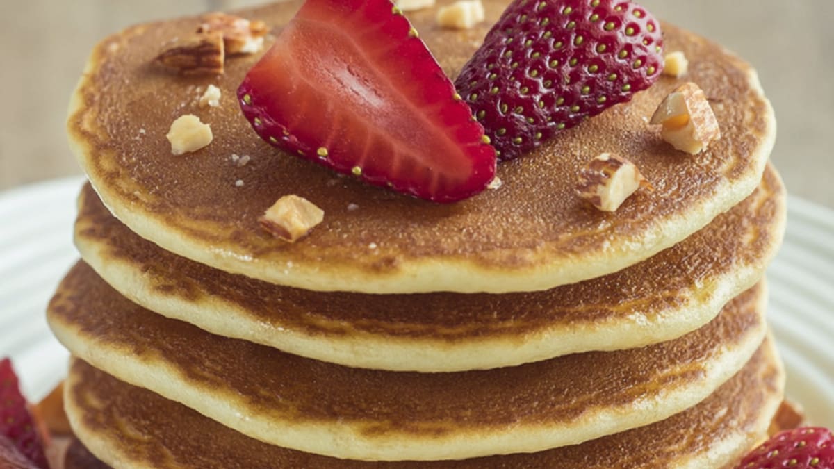 Prepara estos hot cakes de avena con manzana que ayuda a bajar el colesterol