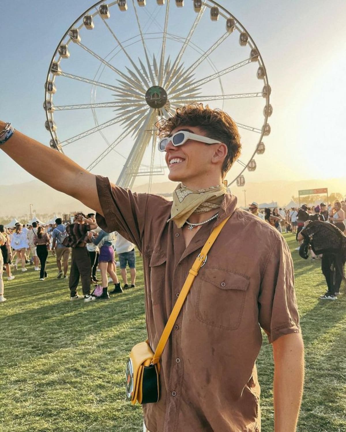 Una opción de outfit para hombres es una playera y bermudas con texturas divertidas