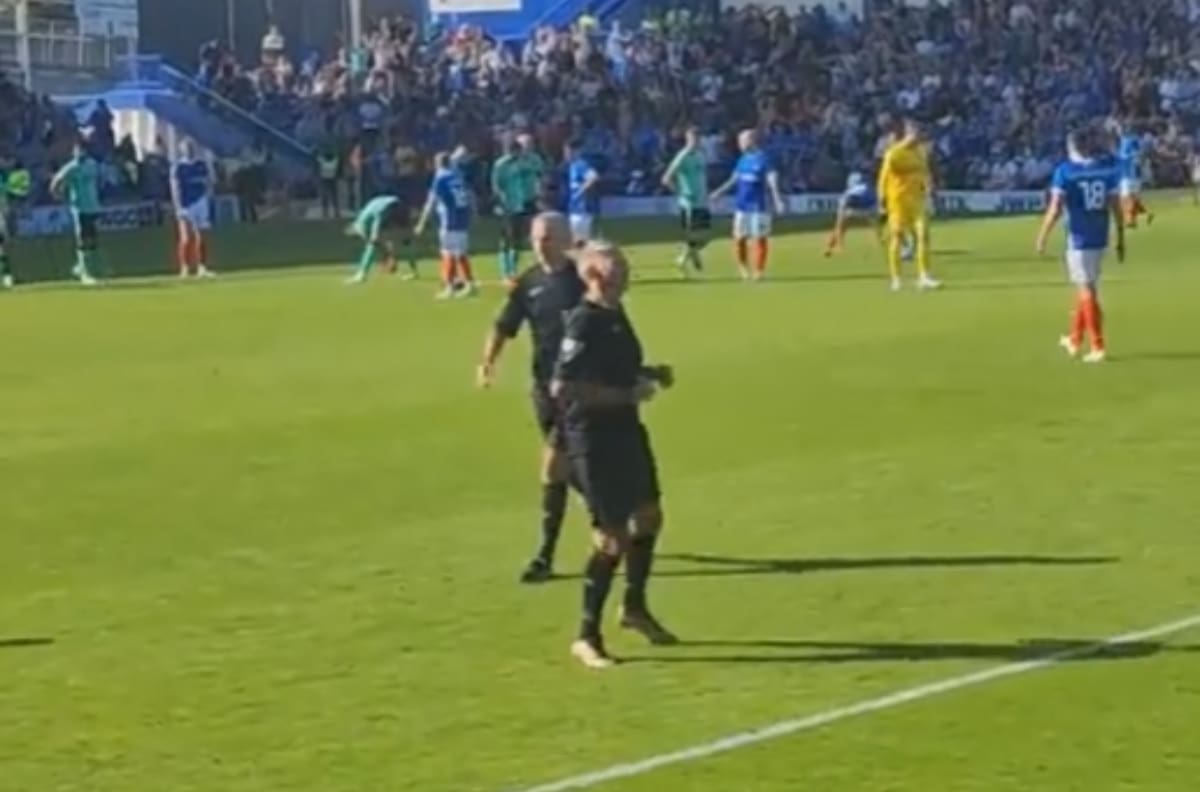 VIDEO | Insólito: hincha asumió como juez de línea tras la lesión de dos árbitros