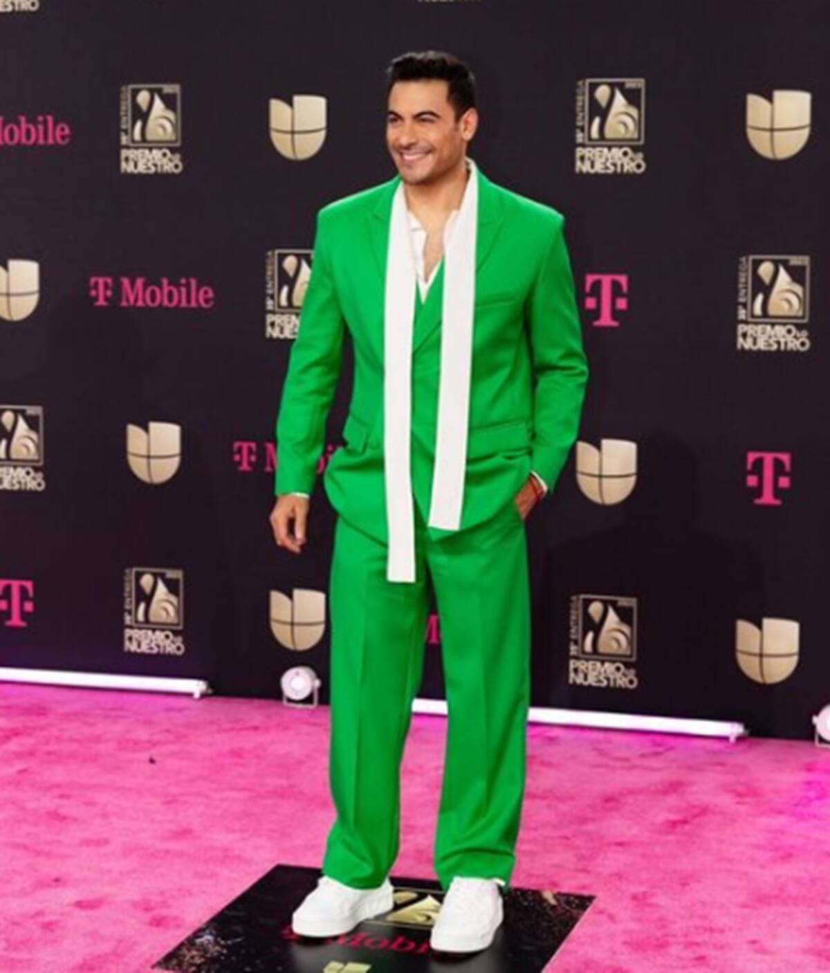 Carlos Rivera en la alfombra roja de Premios lo Nuestro