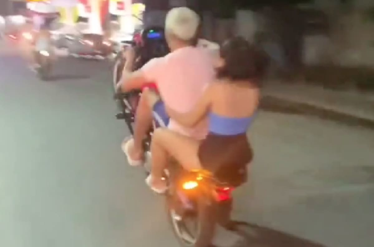VIDEO | Truco en motocicleta de joven pareja termina mal