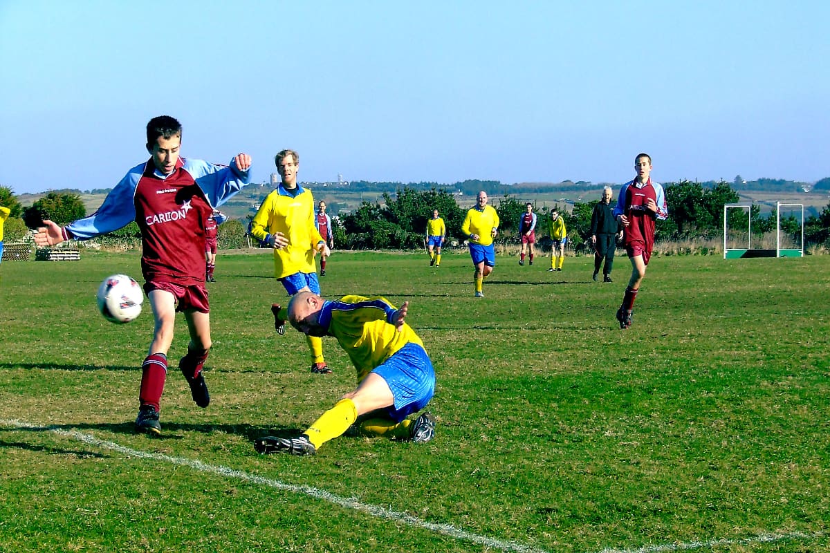 Garrison Gunners (amarillo) y Woolpack Wanderers (rojo), los dos equipos que conforman la liga de las Islas Sorlingas.