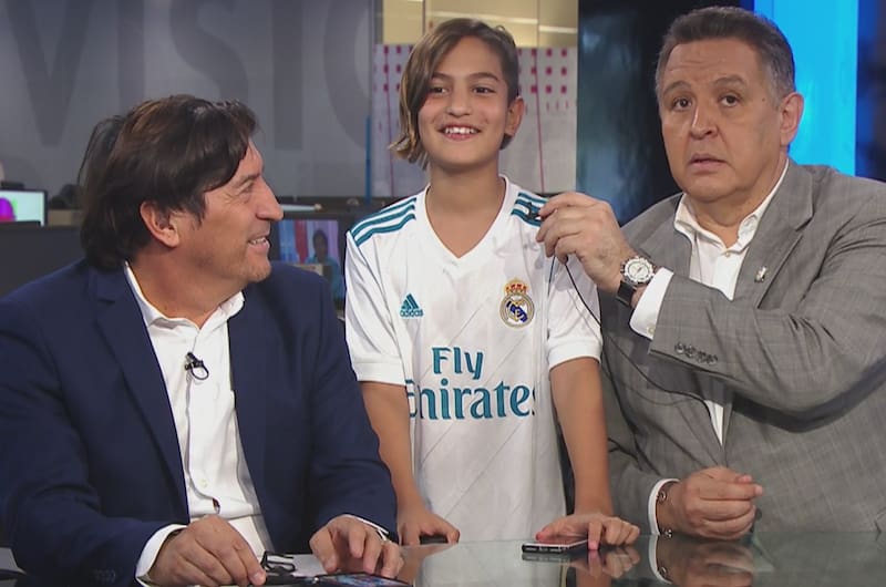 Iván Zamorano y su hijo gozaron con la goleada del Real Madrid al Barcelona.
