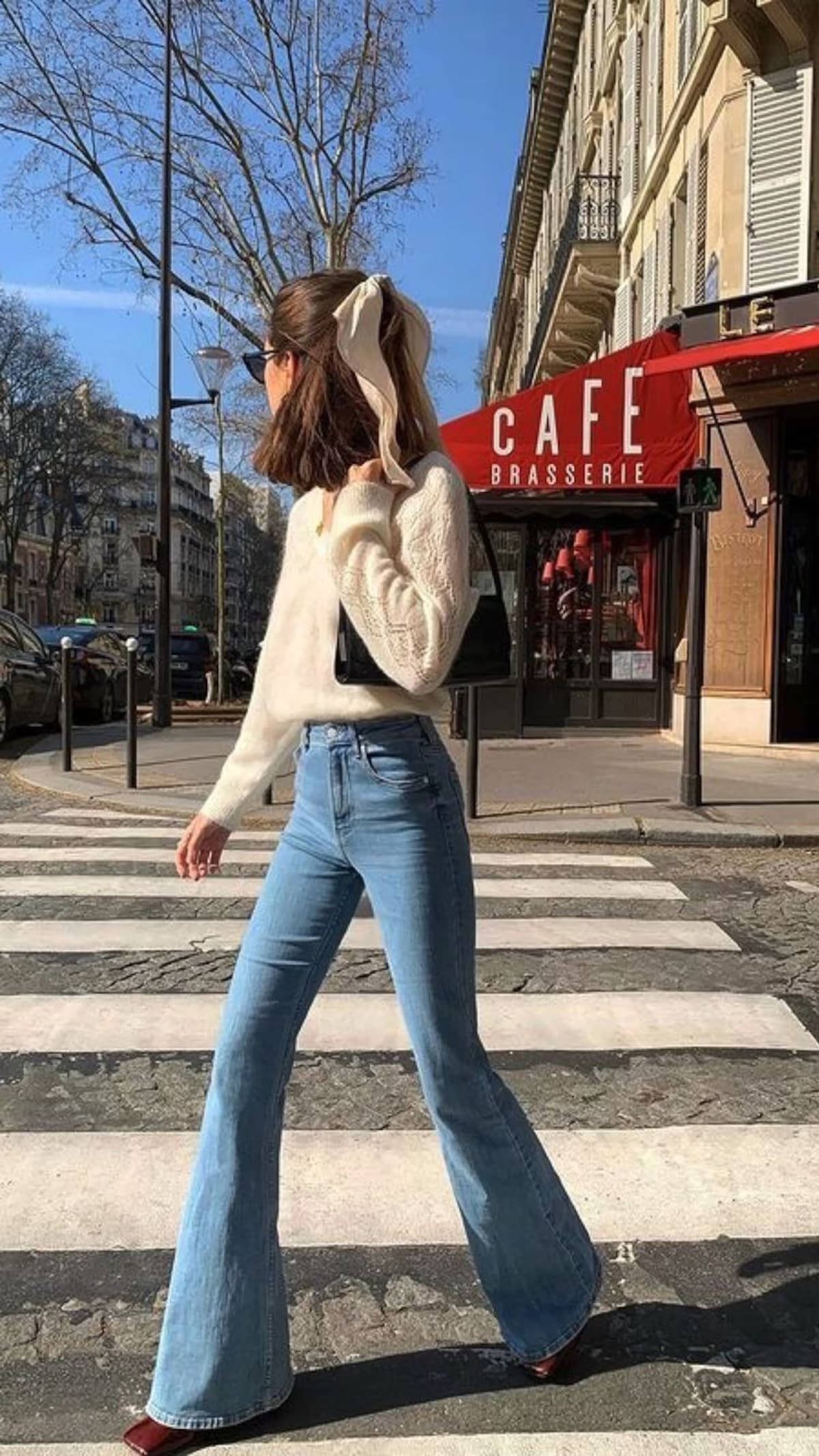 Regresan los jeans acampanados a estar de moda