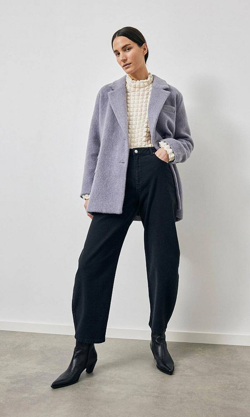 Barrel leg jeans son la tendencia perfecta para este 2023