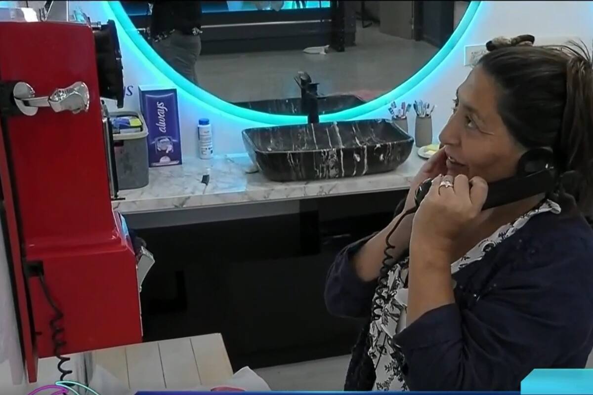 La Pincoya estuvo largo rato teniendo una conversación imaginaria con su hijo, Gatito, y su esposo Rodrigo en la dinámica del teléfono rojo en "Gran Hermano" Chile.