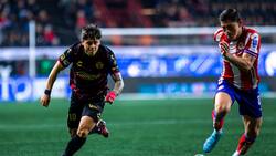 Sigue el calvario de Joaquín Montecinos en México: duró 28 minutos en el debut de “Piojo” Herrera