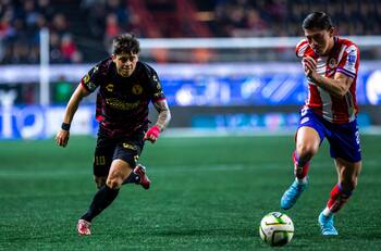 Sigue el calvario de Joaquín Montecinos en México: duró 28 minutos en el debut de “Piojo” Herrera