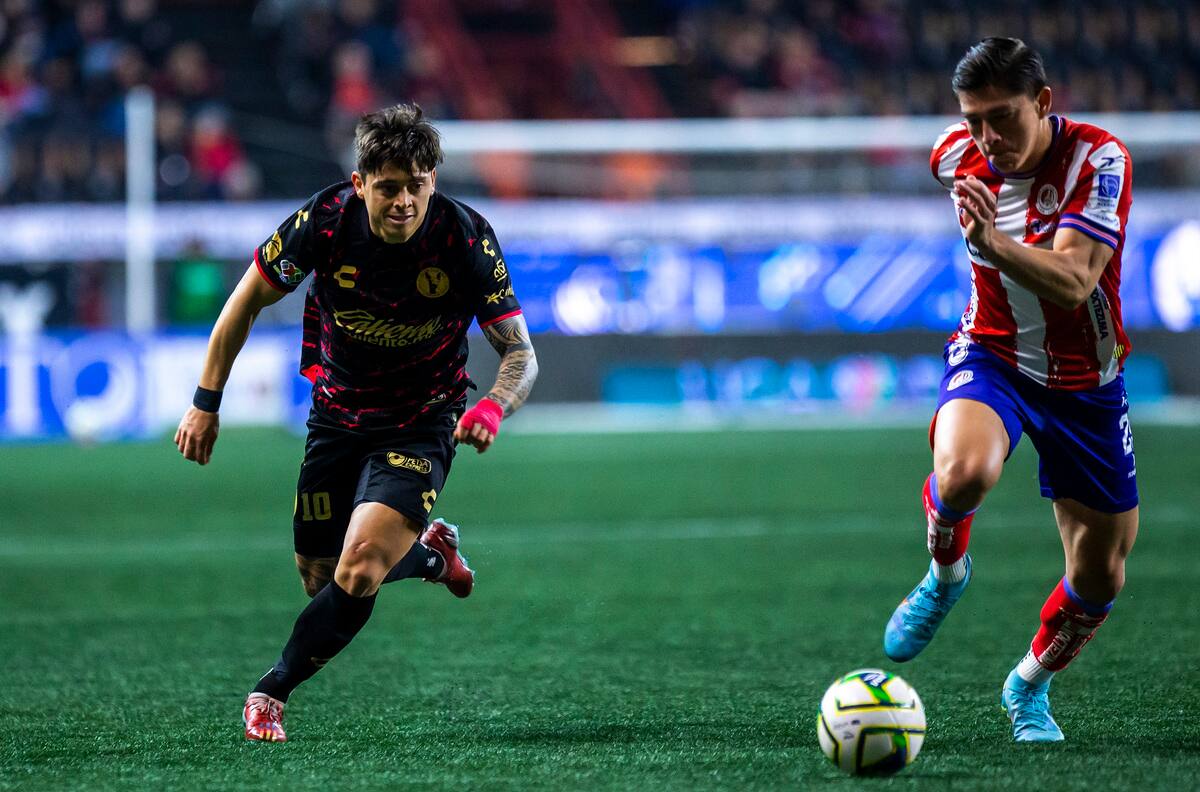 Sigue el calvario de Joaquín Montecinos en México: duró 28 minutos en el debut de “Piojo” Herrera