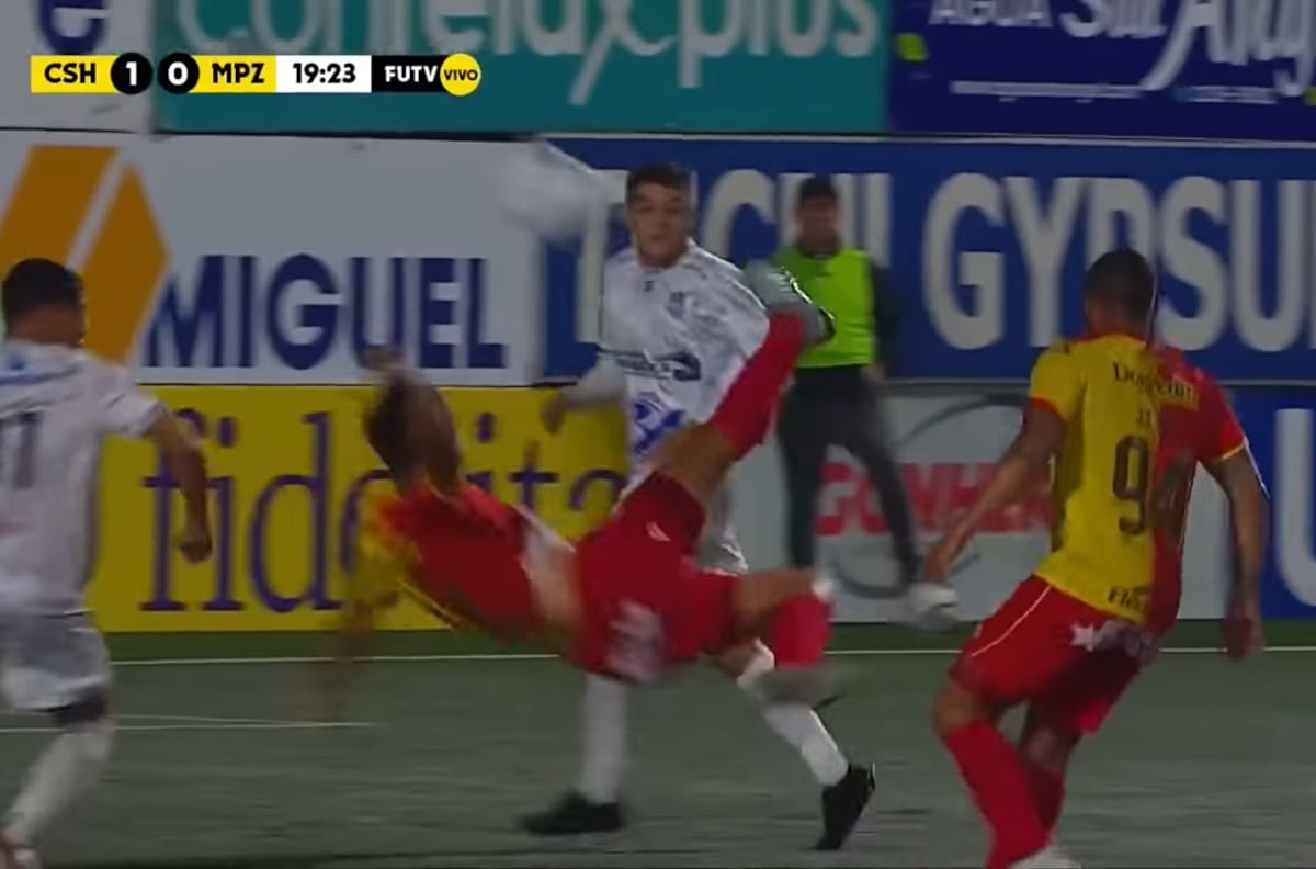 Delantero mexicano y ex promesa de Chivas anota golazo a lo Cristiano Ronaldo en Costa Rica