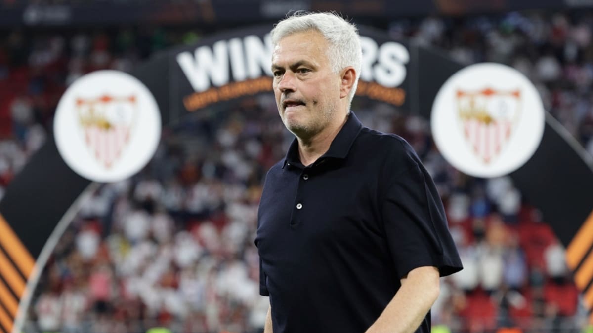 José Mourinho recibió dura sanción de la UEFA tras insultar al árbitro de la final de la Europa League