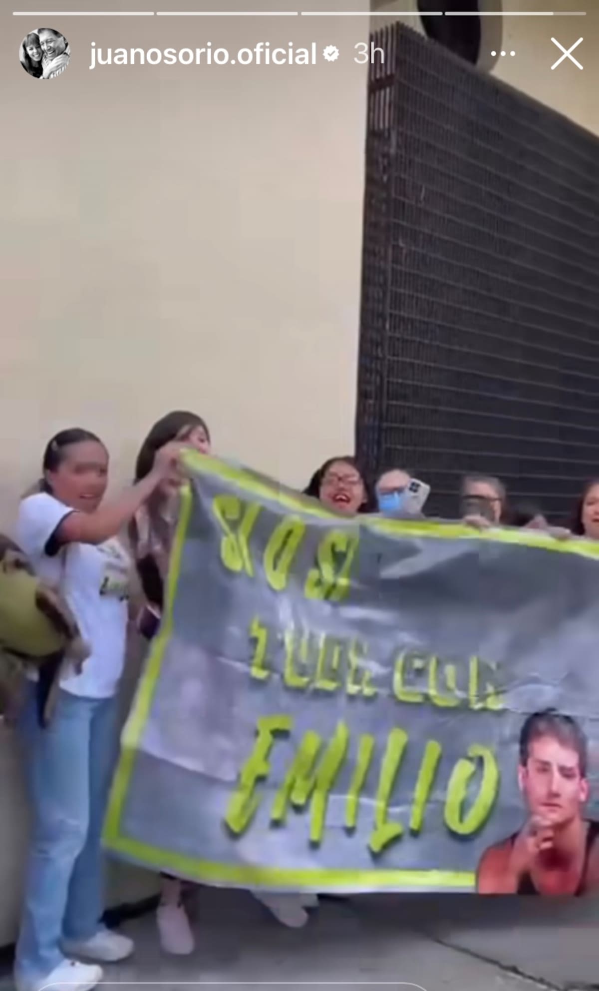El productor acude a La casa de los famosos México a brindar su apoyo a su hijo