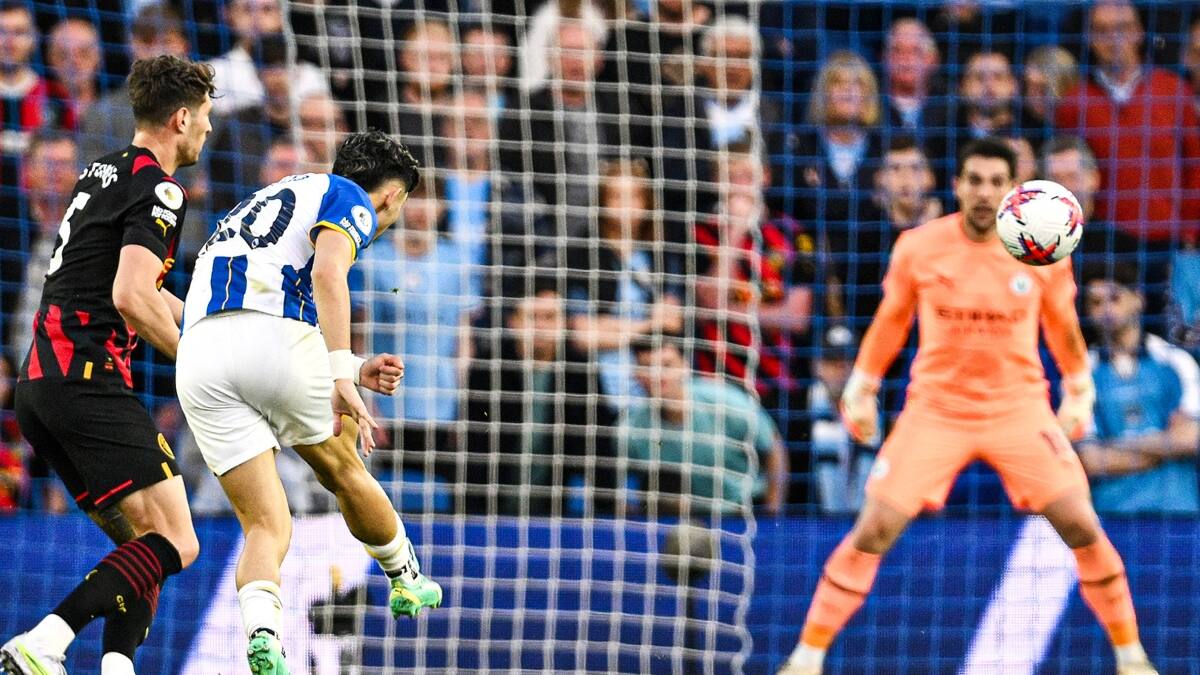 VIDEO | Inatajable: el espectacular golazo del paraguayo Julio Enciso ante el Manchester City