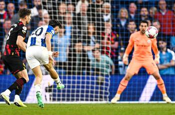 VIDEO | Inatajable: el espectacular golazo del paraguayo Julio Enciso ante el Manchester City