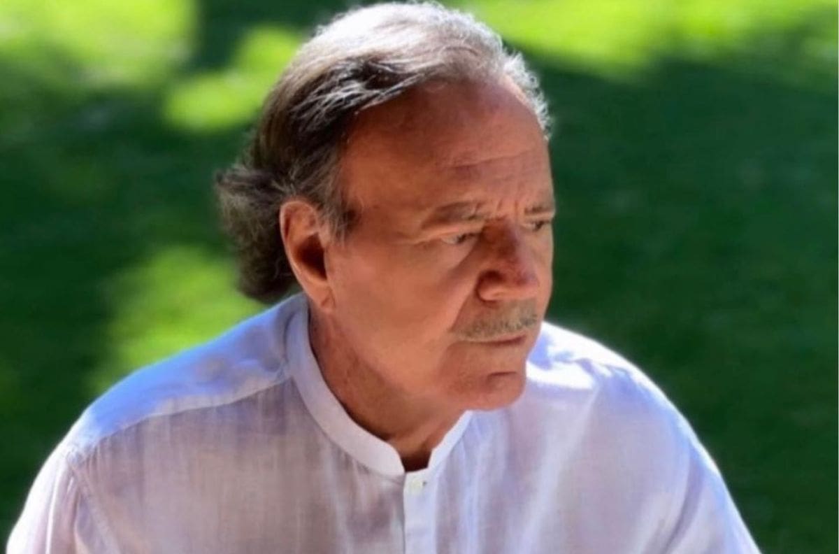 Los mejores memes de Julio Iglesias para comenzar el séptimo mes