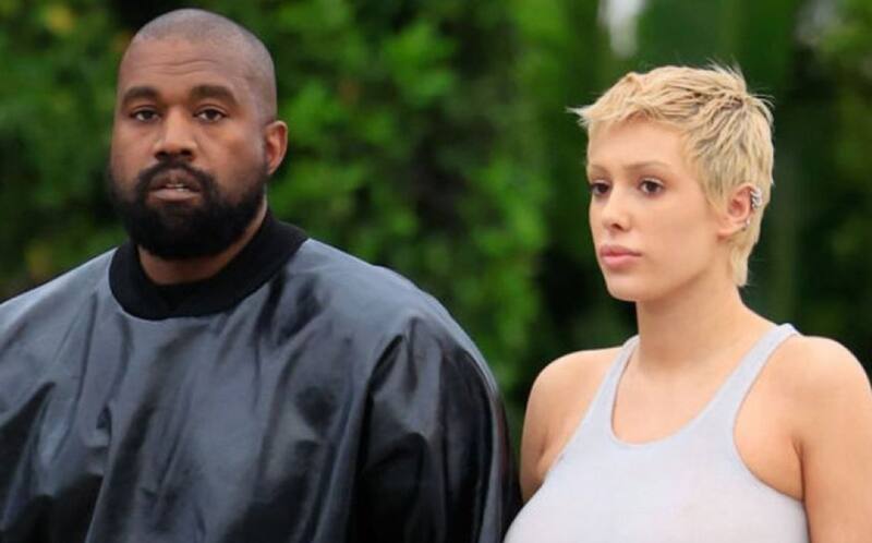 La "esposa" del rapero apareció descalza y en bikini en Italia