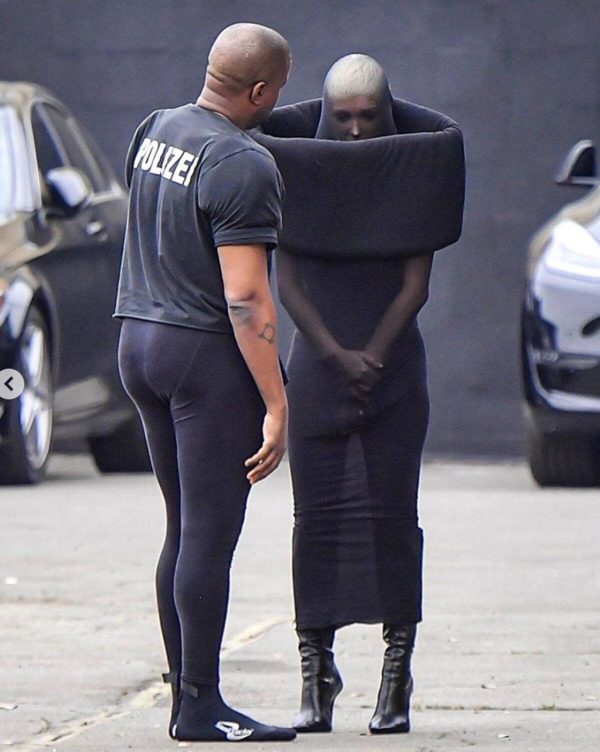 La pareja en camino a la iglesia el domingo
