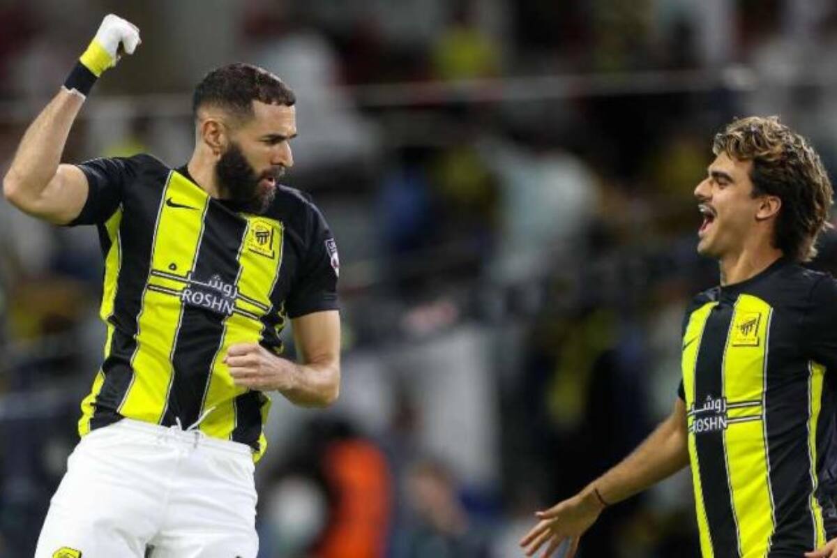 con la camiseta de Al Ittihad de Arabia Saudita