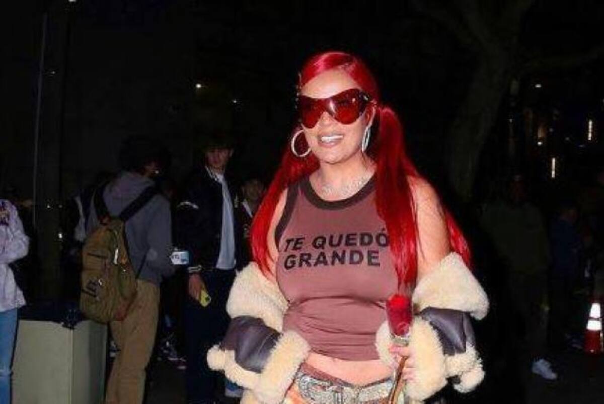 La colombiana avisó de la colaboración con Shakira al usar una playera que decía "Te quedo grande".