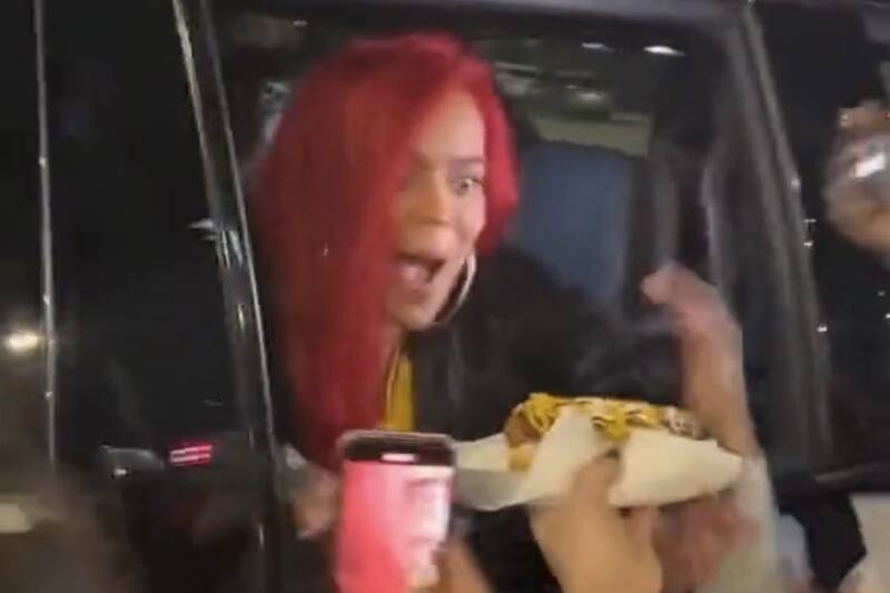 La cantante recibió un extraño regalo por el que se volvió viral en redes sociales.