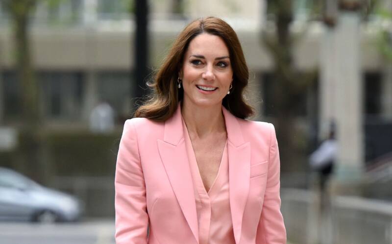 Kate Middleton explicó las razones de su herida después de aparecer con dos dedos vendados en su visita real a una prisión en Inglaterra.
