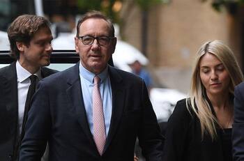Kevin Spacey comienza juicio en Londres por delitos de agresión sexual