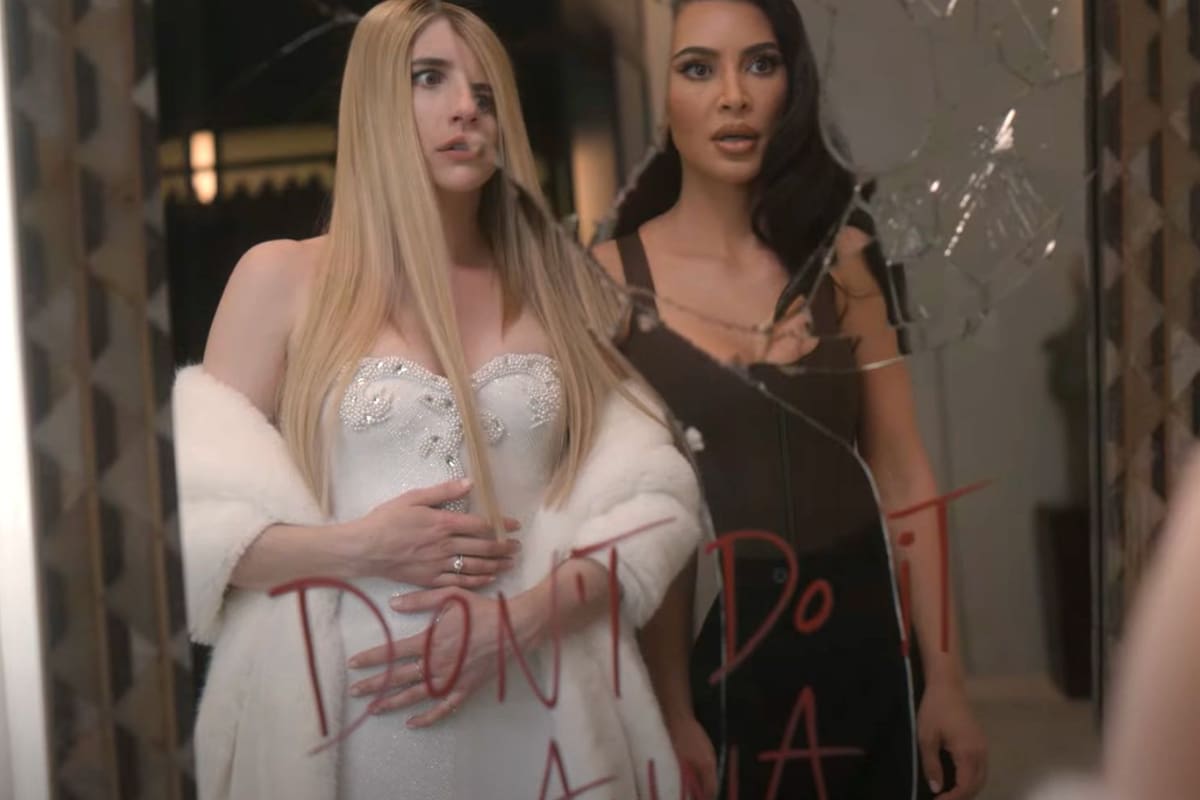 en el set de American Horror Story: Delicate.