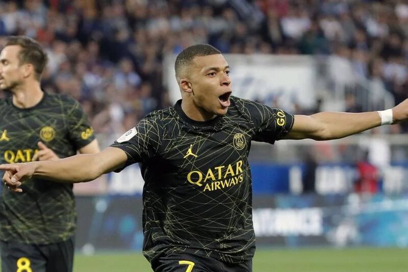 El Real Madrid ya prepara una millonaria oferta por Kylian Mbappé (EFE)