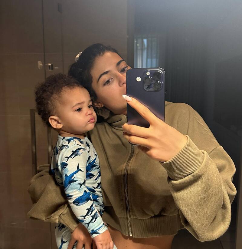 Con esta fotografía presentó a su hijo al mundo en redes sociales