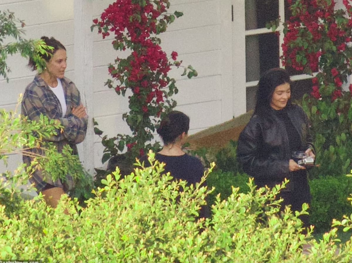 La socialité fue captada conversando con la hermana mayor de Timothée Chalamet, Pauline
