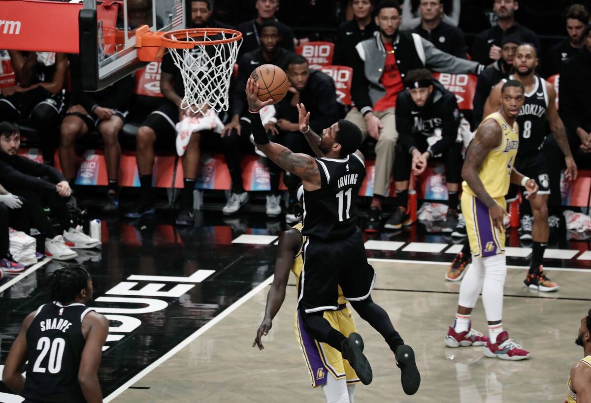 Fotografía de archivo en la que se registró a Kyrie Irving (c), base estrella de los Nets de Brooklyn, quien pidió ser traspasado y está cerca de reforzar a los Mavericks de Dalla en la NBA. EFE/Peter Foley