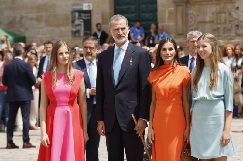 La reina Letizia instruye a su equipo de estilistas para que ella y sus hijas, la princesa Leonor y la infanta Sofía luzcan armoniosas frente a la cámara.